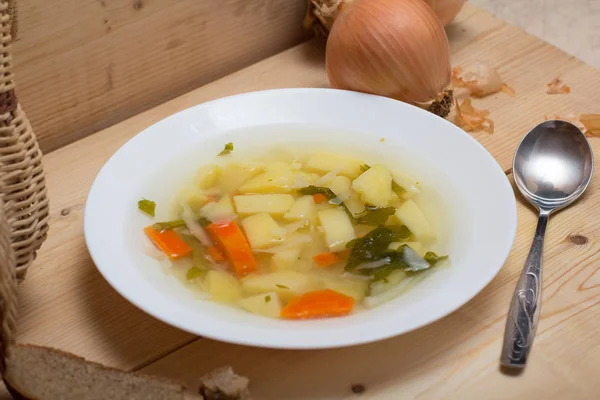 木製の素朴なテーブルの野菜スープ — ストック写真