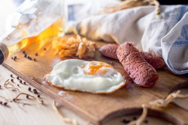 sosis ve kızarmış lahana ile kızarmış yumurta