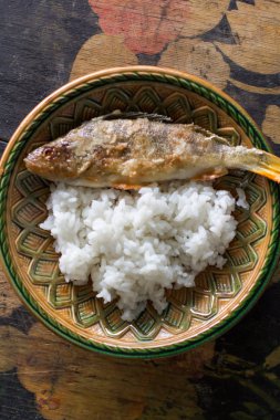 pirinç kızarmış levrek