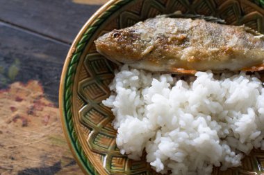 pirinç kızarmış levrek