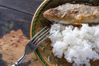 pirinç kızarmış levrek