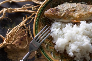 pirinç kızarmış levrek