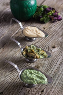 Farklı ev yapımı sos