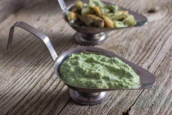 Salsa casera con albahaca en mortero blanco —  Fotos de Stock