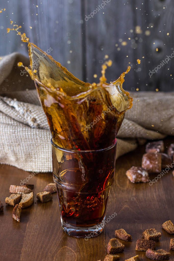 Bebida tradicional rusa kvass de pan, malta de centeno, azúcar y agua. 2022