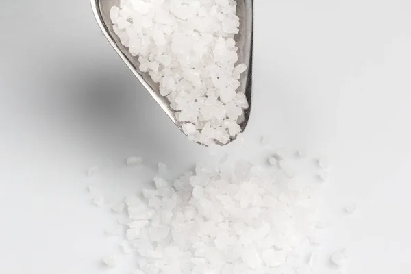 Θαλασσινό αλάτι σε ένα μπολ σιδήρου — Φωτογραφία Αρχείου