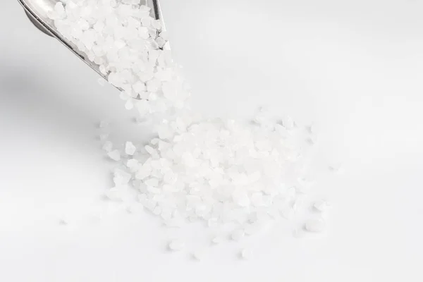 Морская соль в железной чаше — стоковое фото
