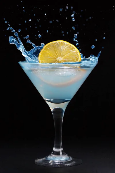 Bir martini cam limon gelen bir sıçrama