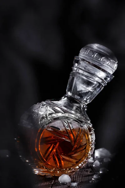 Хрустальный графин, полный крепкого алкогольного напитка — стоковое фото