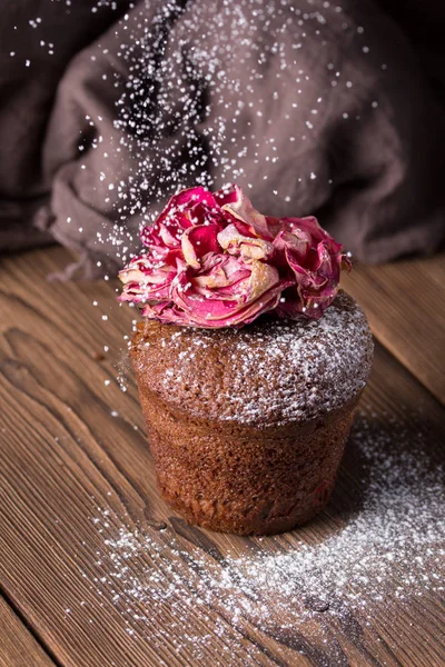 Muffin coklat di atas meja kayu — Stok Foto
