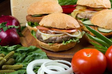 Hamburger kızartma tavası ve taze sebze ile