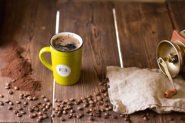 Granos de café y una taza de café — Foto de Stock