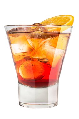 Buz ve portakal dilim ile alkollü içki