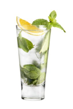 Beyaz bir arka plan üzerinde kokteyl mojito
