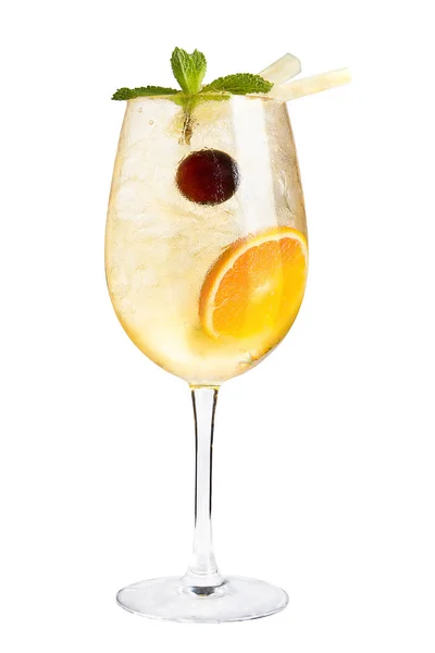 Cocktail com citrinos e cereja marrasquino para decoração em um fundo branco — Fotografia de Stock