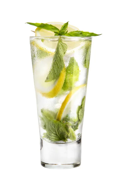 Mojito de cóctel sobre fondo blanco — Foto de Stock