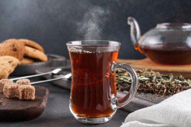 Çay, Natürmort karanlık bir arka plan üzerinde dumanı tüten