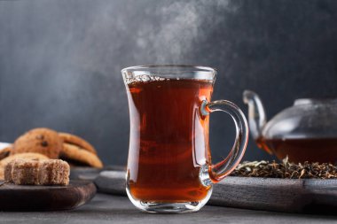 Çay, Natürmort karanlık bir arka plan üzerinde dumanı tüten