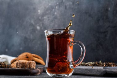 bir kap su sıçramalarına natürmort ile çay