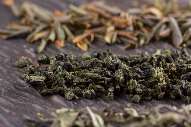 Çay farklı türde kuru yapraklar