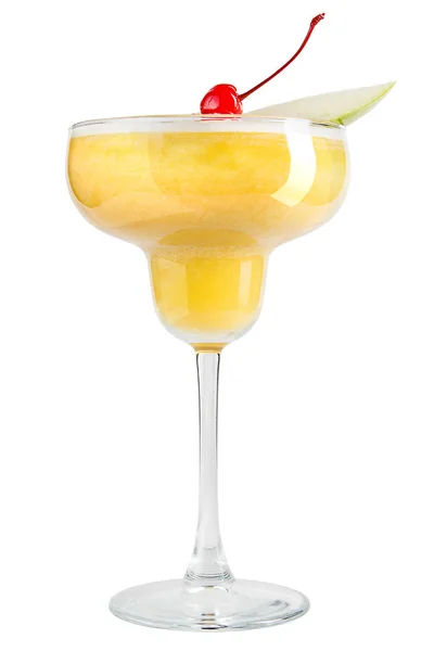 Refrescante cóctel de alcohol amarillo con rodaja de cereza de manzana y maraschino sobre fondo blanco — Foto de Stock