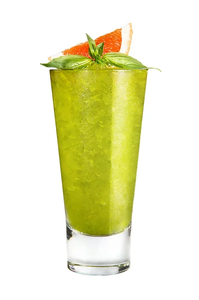 Cóctel refrescante de frutas con hielo. Verde con decoración de albahaca y naranja sobre fondo blanco — Foto de Stock
