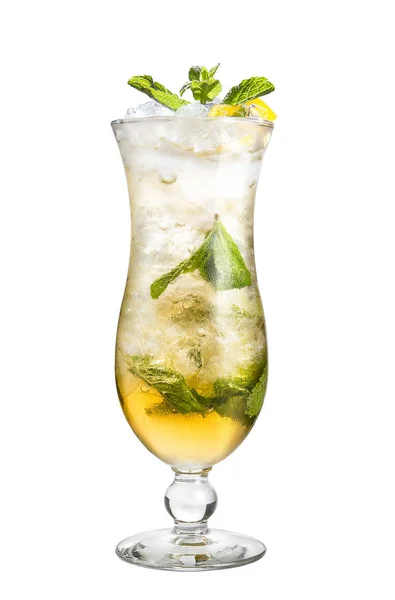 Un refrescante cóctel con menta y limón. Cóctel de alcohol sobre fondo blanco — Foto de Stock