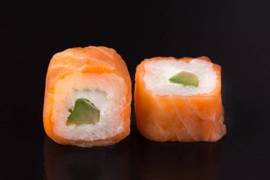 somon ve avokado ile rulo