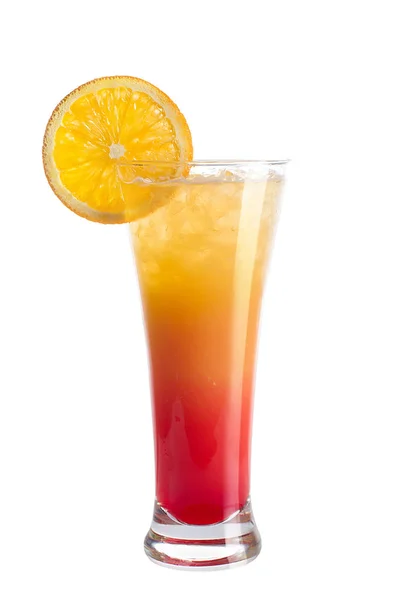 En uppfriskande alkoholhaltiga cocktail är inredda från en apelsin. Röd cocktail på en vit bakgrund — Stockfoto