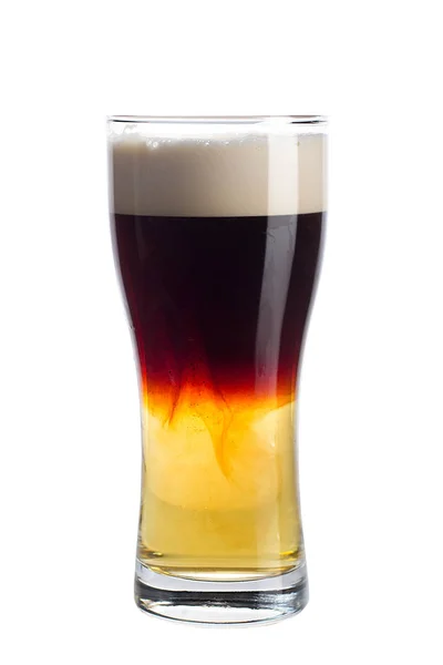 Verre de bière noire sur fond blanc — Photo