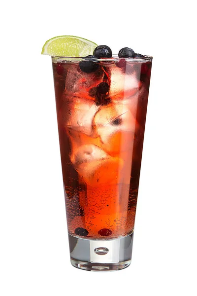 Алкогольный коктейль с ягодами и льдом. Сильный алкогольный напиток на белом фоне — стоковое фото
