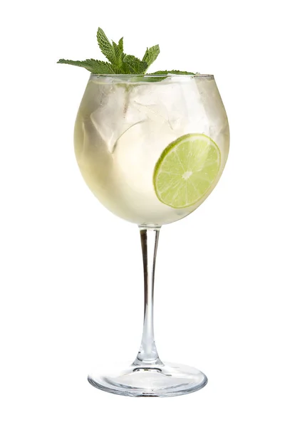 Cocktail alcoólico com gelo. Bebida alcoólica forte em um fundo branco — Fotografia de Stock