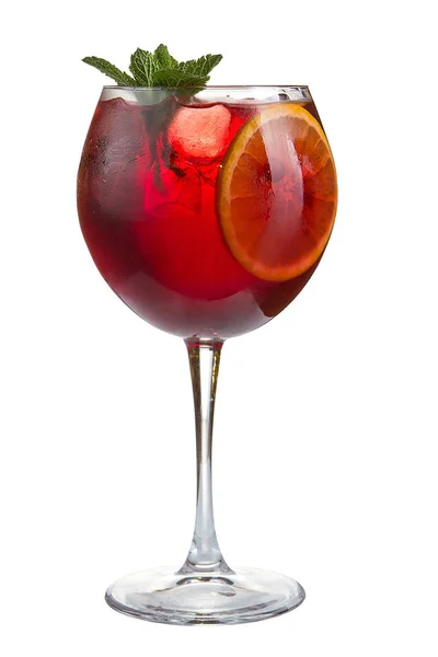 Cocktail rinfrescante con succo di frutta ghiacciata e mirtilli su fondo bianco — Foto Stock