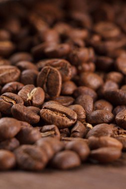 ahşap arka plan üzerine kavrulmuş kahvenin makro
