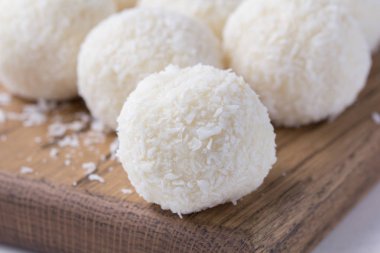 Hindistan cevizi şeker bir ahşap tahta üzerinde. Yuvarlak Hindistan cevizi topları