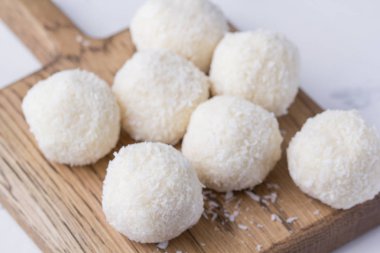 Hindistan cevizi şeker bir ahşap tahta üzerinde. Yuvarlak Hindistan cevizi topları