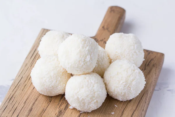 Caramelle di cocco su una tavola di legno. Palle di cocco rotonde — Foto Stock