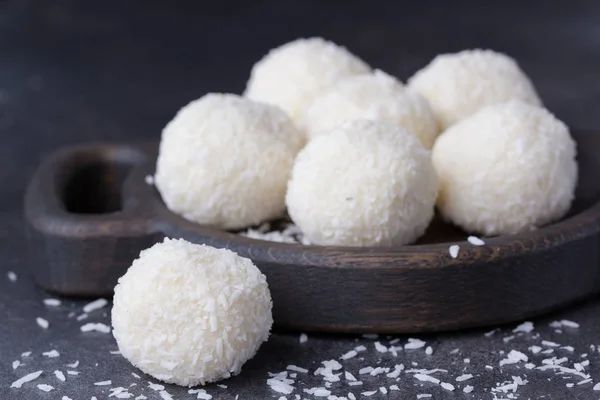 Hindistan cevizi şeker bir ahşap tahta üzerinde. Yuvarlak Hindistan cevizi topları