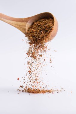beyaz zemin üzerine düşen baharat