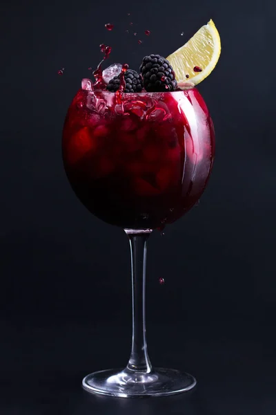 Cóctel. Cóctel rojo oscuro con hielo, moras y una rodaja de limón. Salpicadura — Foto de Stock