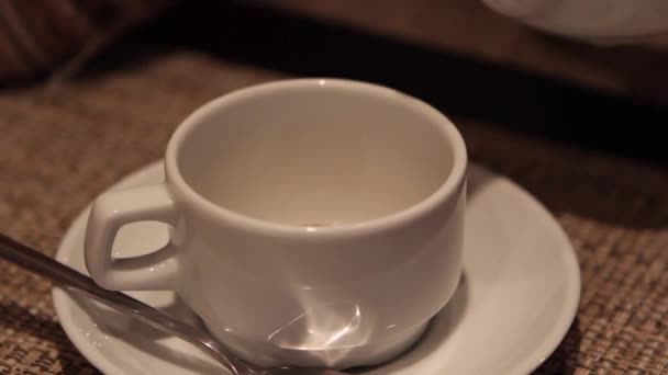 Boisson chaude tasse sur fond noir. Thé dans le restaurant 