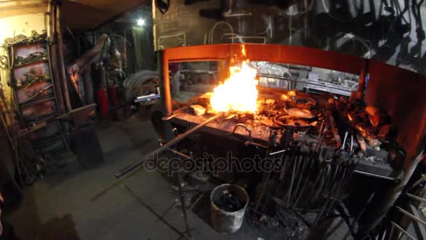 Fuego ardiente en la vieja herrería . — Vídeo de stock