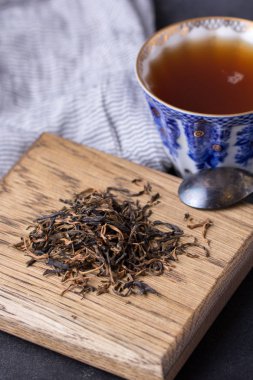 Porselen fincan koyu arka plan üzerinde siyah çay. Sıcak içecek - siyah çay
