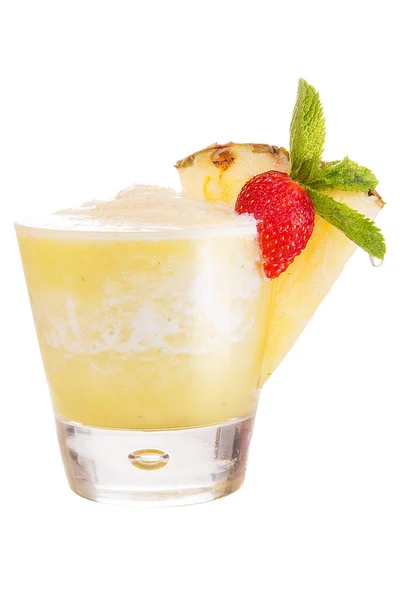 En uppfriskande fruktcocktail. Uppfriskande ananas dryck, dekorerad med en bit ananas och mynta — Stockfoto