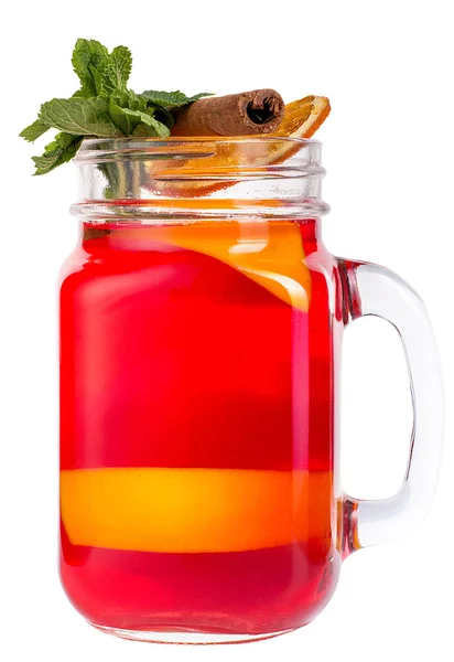 Svařené víno ve sklenici s tyčinka skořice, kousek suché pomeranče, máta a čerstvý pomeranč. Horký nápoj oteplování. — Stock fotografie