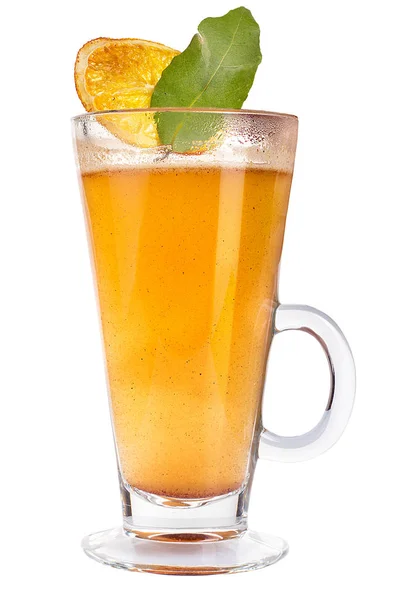 Vin chaud dans un verre avec une tranche d'orange sèche et une feuille d'agrumes. Boisson chaude chauffante . — Photo