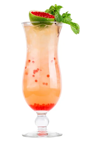 Cocktail froid rafraîchissant dans un verre décoré à la chaux et à la menthe. Cocktail - cuisine moléculaire — Photo