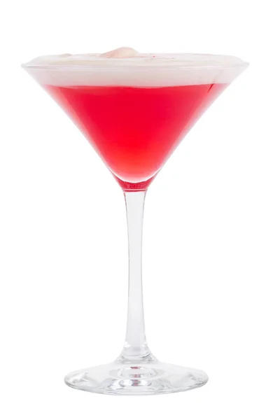 Refrescante cóctel frío en una copa de martini. Cóctel rojo en una copa de martini — Foto de Stock