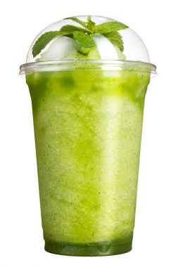 Take-away içki. Plastik bir kap içinde serinletici içecek. Kivi ve nane tadı ile yeşil smoothies.