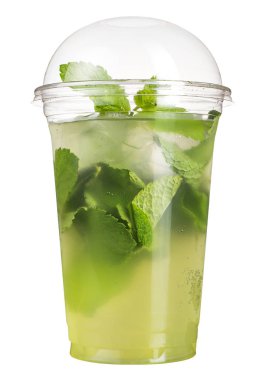 Take-away içki. Plastik bir kap içinde serinletici içecek. Naneli kokteyl.